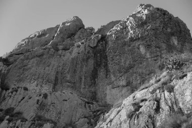 Pea de Bernal yakın plan, Dacite olarak bilinen volkanik bir taştan oluşuyor ve% 67 'si silis, yüksek hava dirençli bir madde, bu da onun hayatta kalmasını açıklıyor.