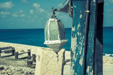 Arka planda eski lamba denizleri