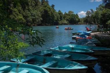 Huasca de Ocampo, Hidalgo / Meksika - Haziran 2018 Trout Orman Parkı doğayla çevrili güzel bir alandır, göl balık, kano, ızgara ve at sürmeyi ziyaretçilere sunar..