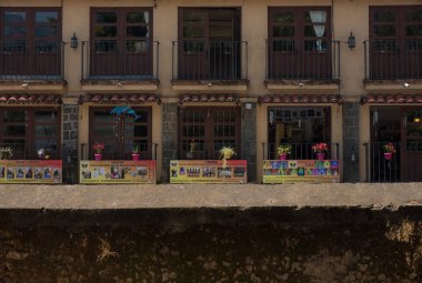 Tepoztlan, Morelos / Mexico - Mayıs 2018 Meksika yakınlarındaki Tepozteco tapınağı kalıntıları ve hazırlanmış egzotik dondurma tatları ile ünlü popüler turizm merkezi