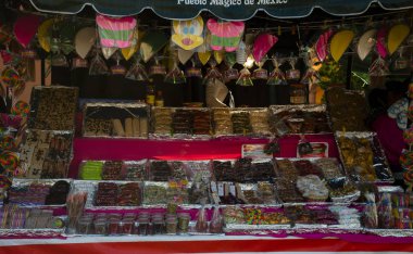 Tepoztlan, Morelos / Meksika - Mayıs 2018 Ana meydanın hemen dışında her gün açılan geleneksel Mercado, kasabanın merkezi merkezlerinden biridir.