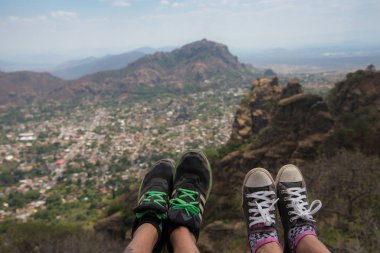 Tepoztlan, Morelos / Mexico - Mayıs 2018 Meksika yakınlarındaki Tepozteco tapınağı kalıntıları ve hazırlanmış egzotik dondurma tatları ile ünlü popüler turizm merkezi
