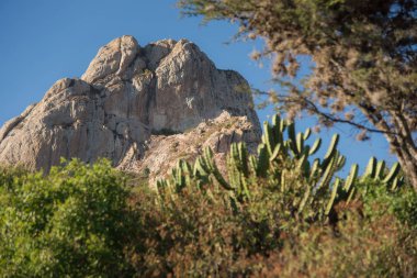 Pea de Bernal, 300 metre yüksekliğinde ve 20 milyon ton ağırlığında, dünyanın en büyük üçüncü taşı olarak kabul edilir ve on milyon yaşında olduğu tahmin edilmektedir. Queretaro, Meksika