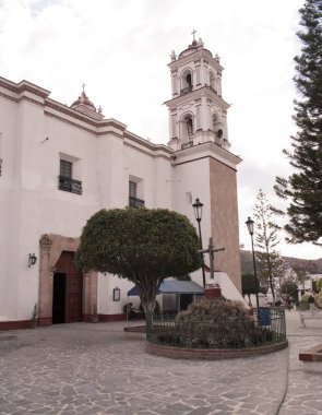 Tonatico, Meksika Eyaleti - Aralık 2013 Tarihi 1660. Efsaneye göre, kilise yanmaya başladığında Tonatico Bakiresi 'nin de avluda görüldüğü söylenir..