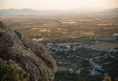 Bernal Zirvesi 'nden (Pea de Bernal) manzara manzarası Queretaro yakınlarındaki en turistik yerlerden biridir ve Meksika' nın 13 harikasından biri olarak kabul edilir..