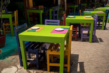 Mujeres Adası, Quintana Roo, Meksika - Nisan 2017 Yerel ve geleneksel tariflerle pişirilmiş taze deniz ürünleri yemek için çok sayıda yer var ve diğer restoranlar Maya mutfağı sunuyor