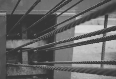 Tonatico, Meksika 'daki güneş parkındaki bir köprünün metal güvenliği detayları.