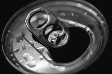 Makro, gazoz kutusunun tepesini kapat.