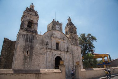 Tepoztlan, Morelos / Mexico - Mayıs 2018 Meksika yakınlarındaki Tepozteco tapınağı kalıntıları ve hazırlanmış egzotik dondurma tatları ile ünlü popüler turizm merkezi