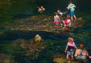 Cenote, yeraltı sularını açığa çıkaran kireçtaşı kayalarının çökmesinden kaynaklanan doğal bir çukur ya da obruktur. Özellikle Meksika 'nın Yucatn Yarımadası ile ilişkili.