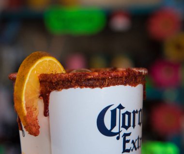 Huasca de Ocampo, Hidalgo / Mexico - Haziran 2018 Michelada, Meksika 'da bira, limon suyu, çeşitli soslar (genellikle acı biber bazlı), domates suyu, tuz ve biberden yapılan bir cerveza..