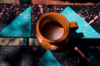 Pulque, mayalanmış maguey (agave) bitkisinin özsuyundan yapılan alkollü bir içecektir. Orta Meksika 'da gelenektir.