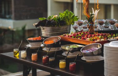 Los Cabos, Meksika - Ekim 2019 Sofra takımı yemek ve yemek servisi için kullanılan bulaşık takımıdır. Çatal bıçak takımı, cam eşyalar, servis tabakları ve pratik ve dekoratif amaçlar için eşyalar da dahil.