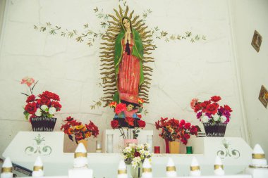 Isla Mujeres, Quintana Roo, Meksika - Nisan 2017 Kilisenin yakınında, adanın tarihi merkezindeki en önemli kilise adanın en önemli kilisesidir.