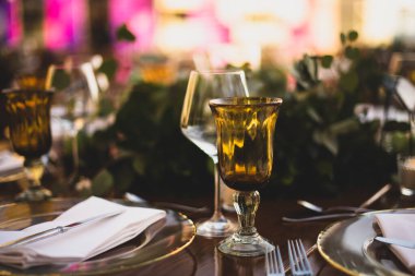 Los Cabos, Meksika - Ekim 2019 Sofra takımı yemek ve yemek servisi için kullanılan bulaşık takımıdır. Çatal bıçak takımı, cam eşyalar, servis tabakları ve pratik ve dekoratif amaçlar için eşyalar da dahil.