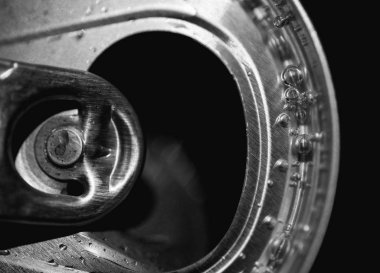 Makro, gazoz kutusunun tepesini kapat.