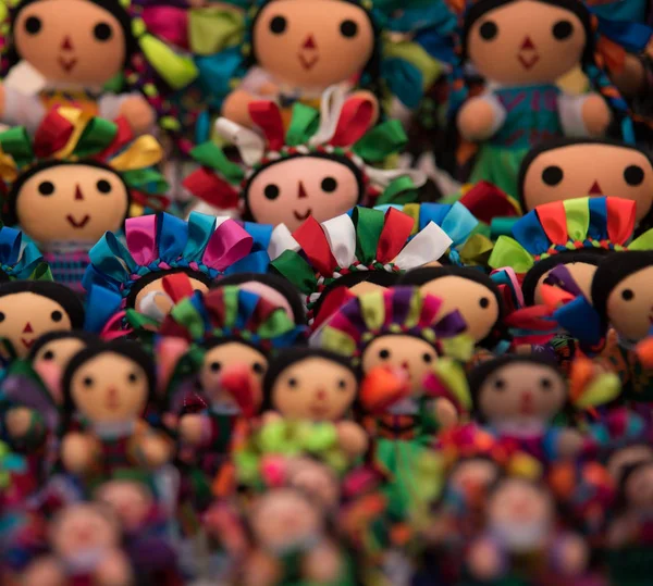 墨西哥奎雷塔罗 迪奇2017玩具娃娃是用布制成的 与马扎华族妇女的传统服装相似 马扎华族妇女是在墨西哥州和米却肯州发现的一个土著群体 — 图库照片
