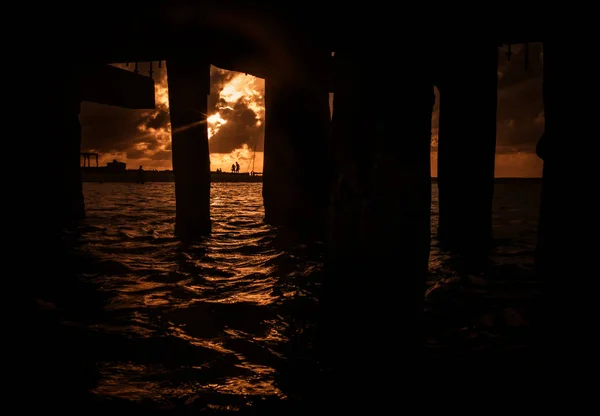 Zonsondergang Gezien Onder Pier — Stockfoto