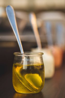 Zeytinyağı, zeytin yağı tüm zeytinlere bastırılarak üretilir. Genellikle kızartmada ya da salata sosunda kullanılır.