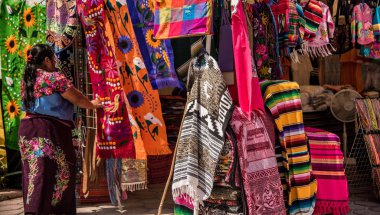 Isla Mujeres, Quintana Roo, Meksika - Nisan 2017 Şehir Merkezi Ekseni, Hidalgo Caddesi, ana yemek, el sanatları alışverişi, bar, mağaza ve eğlence alanı