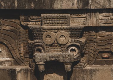 Quetzalcoatl Tapınağı, Tanrı Tlaloc 'u ve karasal suları sembolize eden tüylü yılanı temsil eden kabartmalarla doludur. 