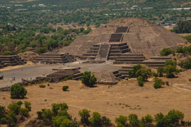 Şehir ve arkeoloji alanı toplam 83 kilometrekarelik bir yüzey alanını kaplıyor ve en çok ziyaret edilen arkeolojik alan Meksika 'da, UNESCO Dünya Mirası Alanı' nda bulunuyor.