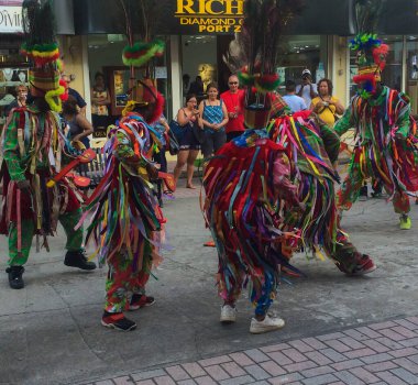 St. Kitts ve Nevis kültürünün geleneksel dansçıları / elbiseleri