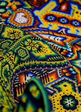 Meksika Huichol Sanatı 'na yakın, yüzyıllar öncesine dayanan sembol ve tasarımlar kullanan renkli dekorasyon ürünleri 