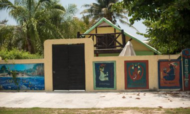 Puerto Morelos, Riviera Maya, Meksika Bu orijinal kıyı balıkçı köyü şimdi sakin, karışık kullanım alanları olan özel evler, birkaç otel, güzel bitki örtüsü, barlar, apartmanlar, restoranlar ve güzel Karayip turkuvaz plajı.