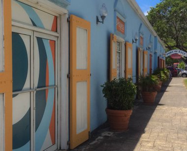 Saint Thomas Limanı 'nın yanındaki renkli cadde, ABD Virgin Adaları 