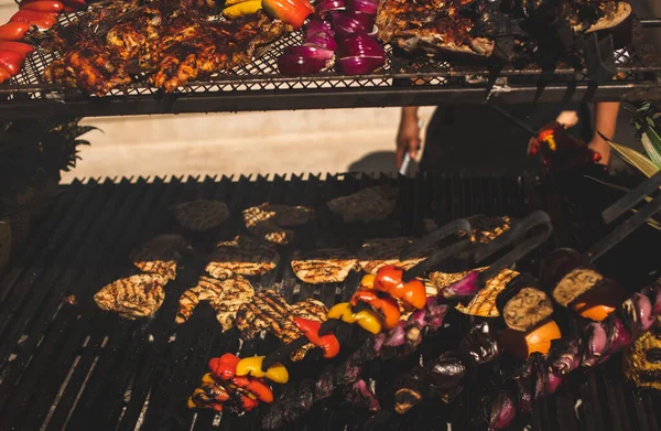 Pyszny Asortyment Grillowanego Mięsa Warzywami Gotowania Tradycyjny Sposób Nad Ogniem — Zdjęcie stockowe