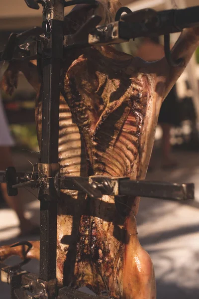 十字架の上で焼かれたBbq 地面または火ピット内で行われ 火から熱を受けるために開いて表示される動物の全体の死体を保持する金属の十字架 アサドーレス に囲まれた火災 — ストック写真