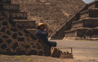 Teotihuacan, Meksika - Mayıs 2019Artisan, kısmen veya tamamen elle malzeme üreten veya üreten yetenekli bir zanaatkar..