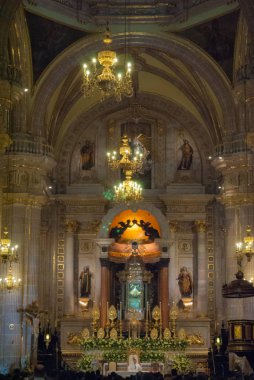 Katedralin içinde hacılar, Meryem Ana 'nın 