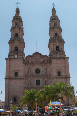 San Juan de los Lagos Bakiresi 'nin Katedral / Bazilikası şehrin ana meydanına bakar ve 1732 yılında Meksika' da kurulmuştur.
