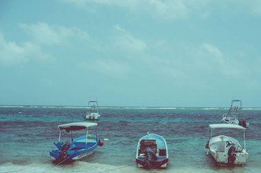 Puerto Morelos, Riviera Maya, Meksika Bu orijinal kıyı balıkçı köyü şimdi sakin, karışık kullanım alanları olan özel evler, birkaç otel, güzel bitki örtüsü, barlar, apartmanlar, restoranlar ve güzel Karayip turkuvaz plajı.
