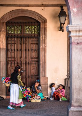 QuERETARO / MEXICO, geleneksel giysili kadın ve çocuklar siyah beyaz el sanatları satıyorlar