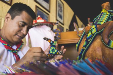 Meksika Huichol Sanatı, yüzyıllar öncesine dayanan sembol ve tasarımlar kullanarak renkli dekorasyon, ürünler 