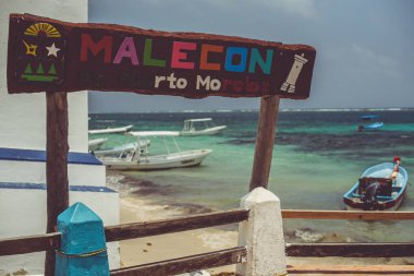 Puerto Morelos, Riviera Maya, Meksika Bu orijinal kıyı balıkçı köyü şimdi sakin, karışık kullanım alanları olan özel evler, birkaç otel, güzel bitki örtüsü, barlar, apartmanlar, restoranlar ve güzel Karayip turkuvaz plajı.