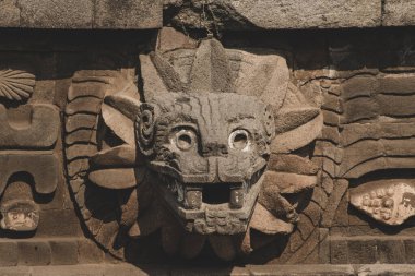 Quetzalcoatl Tapınağı, Tanrı Tlaloc 'u ve karasal suları sembolize eden tüylü yılanı temsil eden kabartmalarla doludur. 