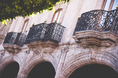 Kemerleri ve balkonları kapatın. Queretaro 'da önemli bir bina, Meksika.