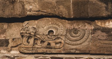 Quetzalcoatl Tapınağı, Tanrı Tlaloc 'u ve karasal suları sembolize eden tüylü yılanı temsil eden kabartmalarla doludur. 