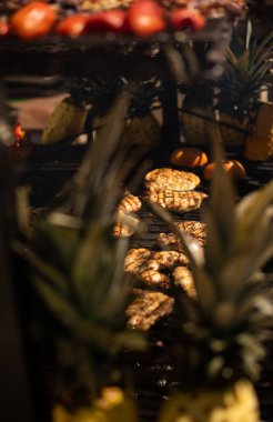 Izgarada ananasın arkasından görülen leziz tavuğa yaklaş. 