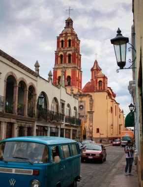 Queretaro / Meksika, UNESCO tarafından bir Dünya Mirası Alanı ilan edildi. Şehir, 17. ve 18. yüzyıllardaki altın çağından kalma pek çok süslü sivil ve dini Barok anıtı için dikkat çekicidir.