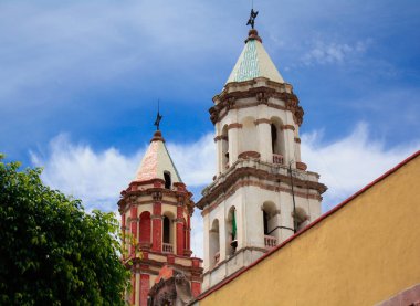 Queretaro Meksika kasabasındaki bir kilise tapınağının tepesine yakın. 