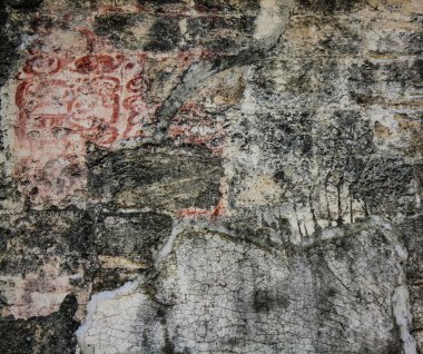 Chicanna arkeolojik Maya kalıntıları, alçı duvarlarda hayvanları, canavarları, giysileri ve diğer yapıları tasvir eden görüntüler içerir. Campeche, Meksika