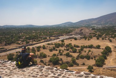 Şehir ve arkeoloji alanı toplam 83 kilometrekarelik bir yüzey alanını kaplıyor ve en çok ziyaret edilen arkeolojik alan Meksika 'da, UNESCO Dünya Mirası Alanı' nda bulunuyor.