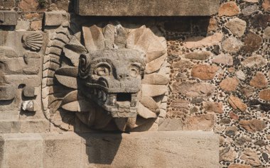 Quetzalcoatl Tapınağı, Tanrı Tlaloc 'u ve karasal suları sembolize eden tüylü yılanı temsil eden kabartmalarla doludur. 