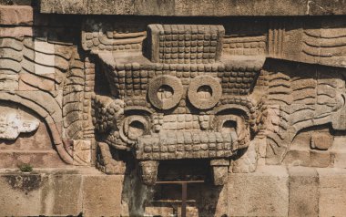 Quetzalcoatl Tapınağı, Tanrı Tlaloc 'u ve karasal suları sembolize eden tüylü yılanı temsil eden kabartmalarla doludur. 