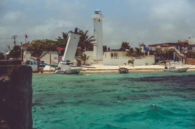 Puerto Morelos, Riviera Maya, Meksika Bu orijinal kıyı balıkçı köyü şimdi sakin, karışık kullanım alanları olan özel evler, birkaç otel, güzel bitki örtüsü, barlar, apartmanlar, restoranlar ve güzel Karayip turkuvaz plajı.